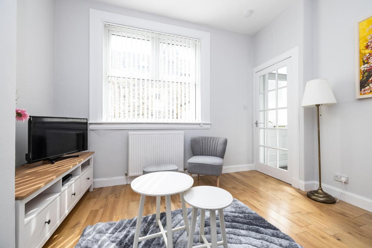 Cosy Town Centre Cottage ピーブルス エクステリア 写真